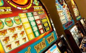burma98 APP တွင် Sportsbook Bingo Slots ဂိမ်းများ ကစားနေသောပုံ