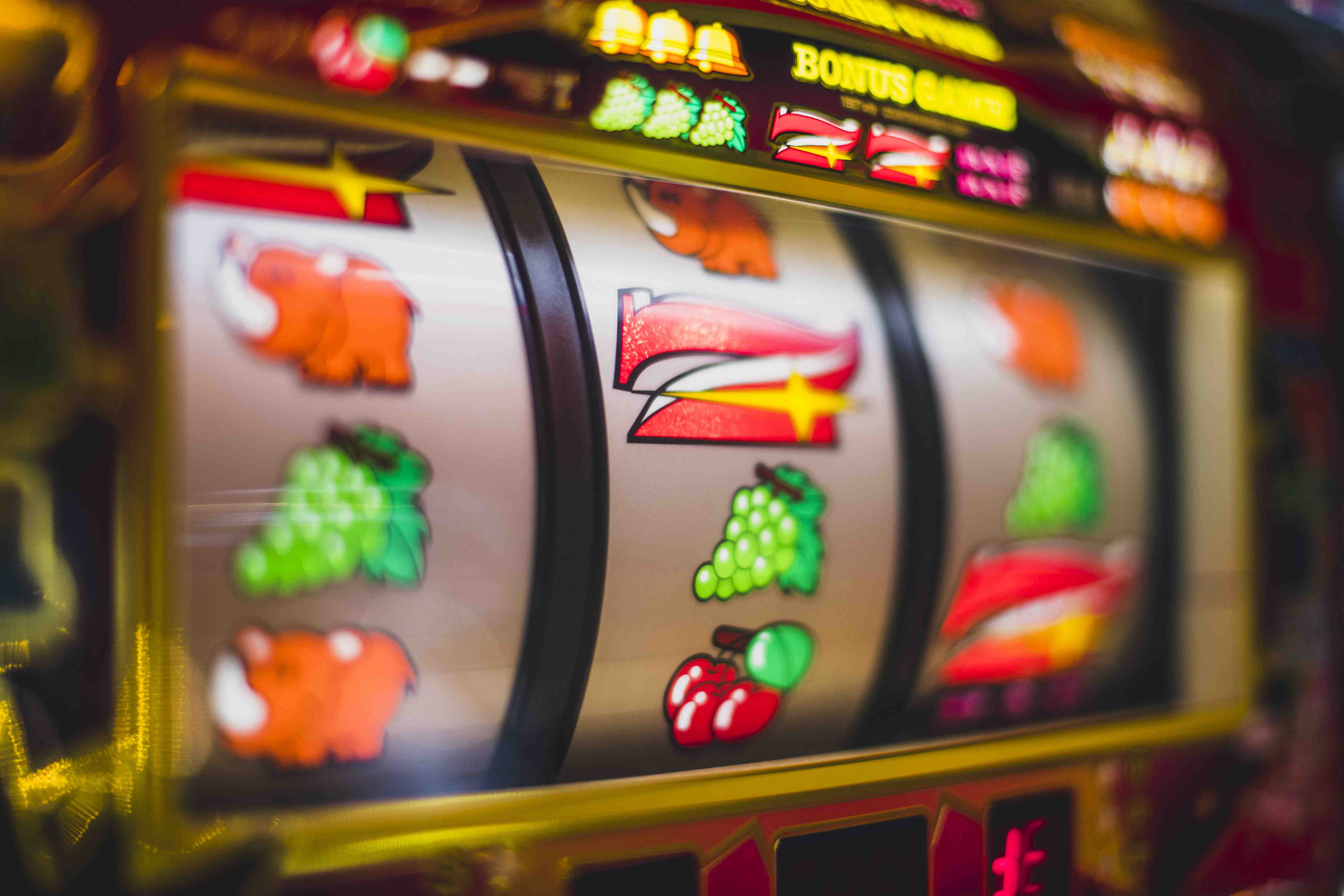 burma98 စလော့ မိုဘိုင်းဖုန်းဖြင့် Myanmar Slots ဂိမ်းကစားနေသောပုံ